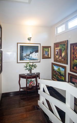 Casa à venda com 298m², 5 quartos e 2 vagas Casa à venda com 298m², 5 quartos e 2 vagasCorredor