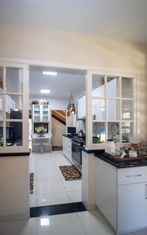 Casa à venda com 298m², 5 quartos e 2 vagas Casa à venda com 298m², 5 quartos e 2 vagasCozinha