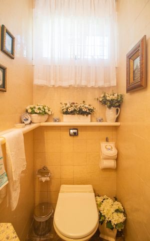 Casa à venda com 298m², 5 quartos e 2 vagas Casa à venda com 298m², 5 quartos e 2 vagasBanheiro