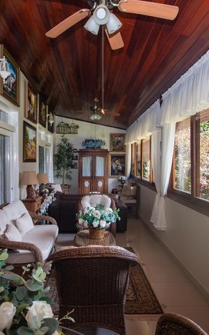Casa à venda com 298m², 5 quartos e 2 vagas Casa à venda com 298m², 5 quartos e 2 vagasSala