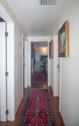 Casa à venda com 298m², 5 quartos e 2 vagas Casa à venda com 298m², 5 quartos e 2 vagasCorredor