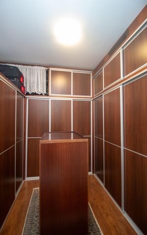 Casa à venda com 298m², 5 quartos e 2 vagas Casa à venda com 298m², 5 quartos e 2 vagasCloset