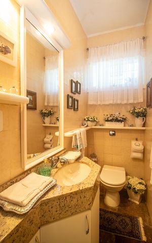 Casa à venda com 298m², 5 quartos e 2 vagas Casa à venda com 298m², 5 quartos e 2 vagasBanheiro