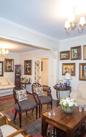 Casa à venda com 298m², 5 quartos e 2 vagas Casa à venda com 298m², 5 quartos e 2 vagasSala