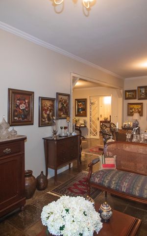 Casa à venda com 298m², 5 quartos e 2 vagas Casa à venda com 298m², 5 quartos e 2 vagasSala