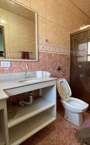 Casa à venda com 230m², 3 quartos e 3 vagas Casa à venda com 230m², 3 quartos e 3 vagasBanheiro 2