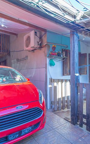 Casa à venda com 150m², 3 quartos e 2 vagas Casa à venda com 150m², 3 quartos e 2 vagasFachada e garagem
