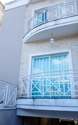 Casa à venda com 238m², 4 quartos e 5 vagas Casa à venda com 238m², 4 quartos e 5 vagasFachada
