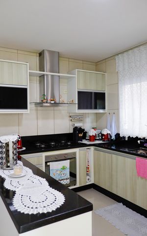 Casa à venda com 238m², 4 quartos e 5 vagas Casa à venda com 238m², 4 quartos e 5 vagascozinha