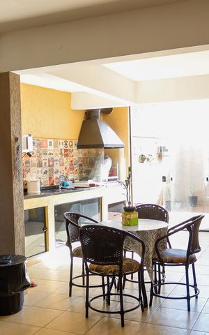 Casa à venda com 238m², 4 quartos e 5 vagas Casa à venda com 238m², 4 quartos e 5 vagasÁrea comum