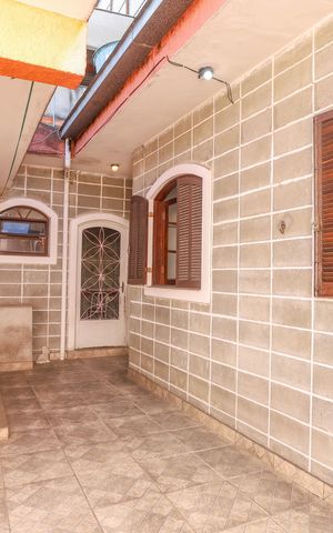 Casa à venda com 250m², 5 quartos e 4 vagas Casa à venda com 250m², 5 quartos e 4 vagasCasa 2 - área de serviço