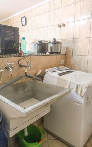 Casa à venda com 250m², 5 quartos e 4 vagas Casa à venda com 250m², 5 quartos e 4 vagasCasa 1 - área de serviço