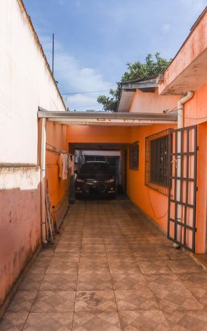Casa à venda com 250m², 5 quartos e 4 vagas Casa à venda com 250m², 5 quartos e 4 vagasQuintal