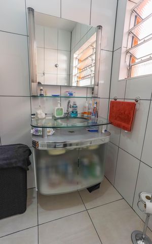Casa à venda com 250m², 5 quartos e 4 vagas Casa à venda com 250m², 5 quartos e 4 vagasCasa 1 - banheiro