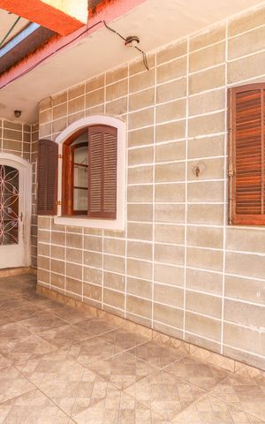 Casa à venda com 250m², 5 quartos e 4 vagas Casa à venda com 250m², 5 quartos e 4 vagasFachada da casa 2