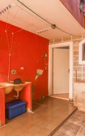 Casa à venda com 250m², 5 quartos e 4 vagas Casa à venda com 250m², 5 quartos e 4 vagasCasa 2 - área de serviço