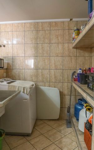 Casa à venda com 250m², 5 quartos e 4 vagas Casa à venda com 250m², 5 quartos e 4 vagasCasa 1 - área de serviço