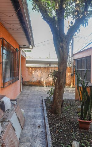Casa à venda com 250m², 5 quartos e 4 vagas Casa à venda com 250m², 5 quartos e 4 vagasJardim