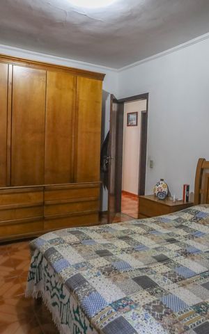 Casa à venda com 250m², 5 quartos e 4 vagas Casa à venda com 250m², 5 quartos e 4 vagasCasa 1 - quarto 1