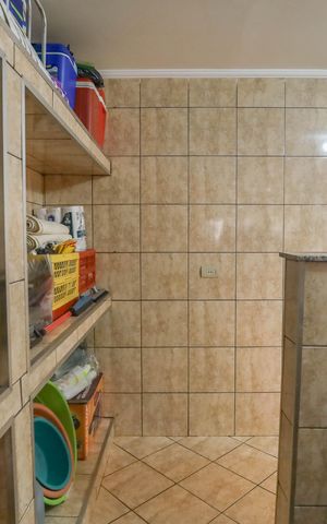 Casa à venda com 250m², 5 quartos e 4 vagas Casa à venda com 250m², 5 quartos e 4 vagasCasa 1 - área de serviço