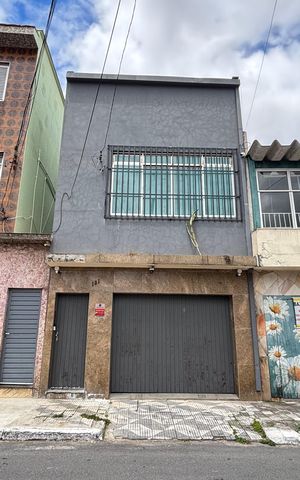 Casa à venda com 450m², 6 quartos e 1 vaga Casa à venda com 450m², 6 quartos e 1 vagaFachada