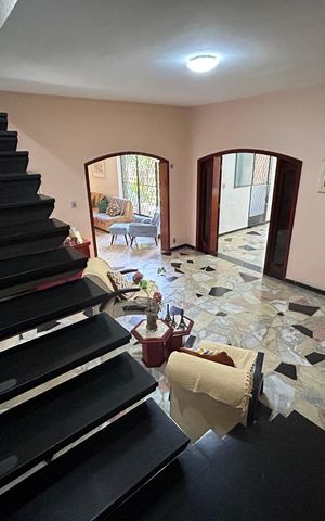 Casa à venda com 900m², 4 quartos e 7 vagasEscada