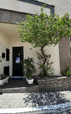 Casa à venda com 900m², 4 quartos e 7 vagasFachada + plaquinha