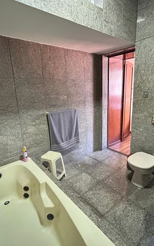 Casa à venda com 900m², 4 quartos e 7 vagasBanheiro da Suíte 1