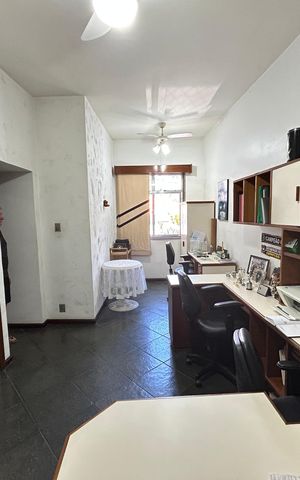 Casa à venda com 900m², 4 quartos e 7 vagasEscritório