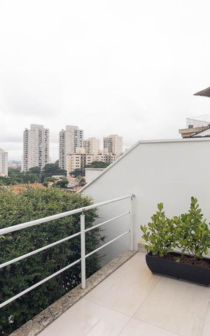 Casa à venda com 265m², 4 quartos e 4 vagas Casa à venda com 265m², 4 quartos e 4 vagasVaranda