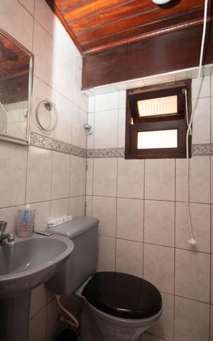 Casa à venda com 110m², 3 quartos e 4 vagas Casa à venda com 110m², 3 quartos e 4 vagasCasa 2 - Banheiro