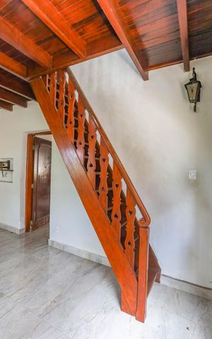 Casa para alugar com 240m², 3 quartos e 10 vagas Casa para alugar com 240m², 3 quartos e 10 vagasEscada