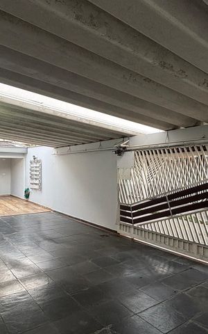 Casa à venda com 136m², 2 quartos e 3 vagas Casa à venda com 136m², 2 quartos e 3 vagasQuintal - Garagem