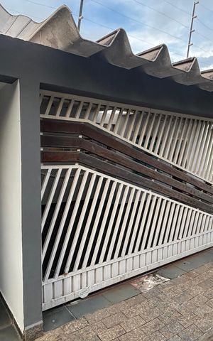 Casa à venda com 136m², 2 quartos e 3 vagas Casa à venda com 136m², 2 quartos e 3 vagasFachada