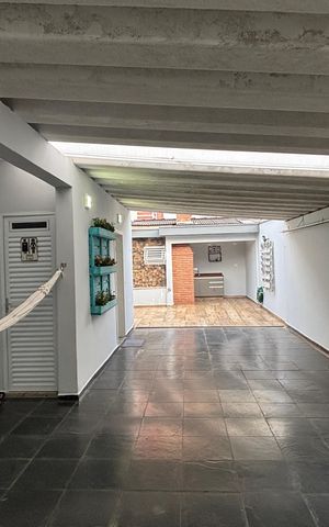 Casa à venda com 136m², 2 quartos e 3 vagas Casa à venda com 136m², 2 quartos e 3 vagasQuintal - Garagem