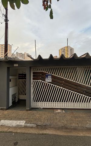Casa à venda com 136m², 2 quartos e 3 vagas Casa à venda com 136m², 2 quartos e 3 vagasFachada