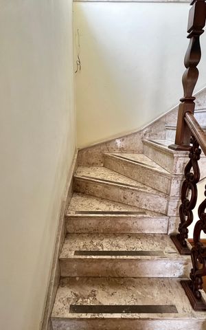 Casa à venda com 200m², 4 quartos e 3 vagasEscada