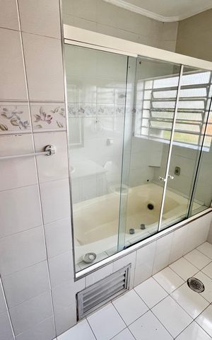 Casa à venda com 200m², 4 quartos e 3 vagasBanheiro