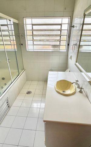 Casa à venda com 200m², 4 quartos e 3 vagasBanheiro