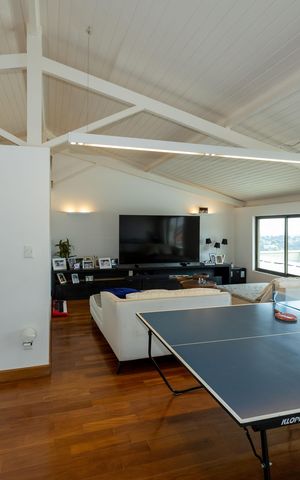 Casa de condomínio à venda com 500m², 4 quartos e 5 vagas Casa de condomínio à venda com 500m², 4 quartos e 5 vagasSala de TV