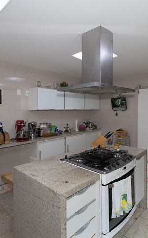 Casa de condomínio à venda com 500m², 4 quartos e 5 vagas Casa de condomínio à venda com 500m², 4 quartos e 5 vagasCozinha