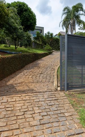Casa de condomínio à venda com 500m², 4 quartos e 5 vagas Casa de condomínio à venda com 500m², 4 quartos e 5 vagasFachada