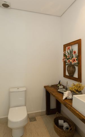 Casa de condomínio à venda com 500m², 4 quartos e 5 vagas Casa de condomínio à venda com 500m², 4 quartos e 5 vagasBanheiro da Suíte 2