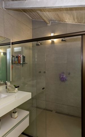 Casa de condomínio à venda com 500m², 4 quartos e 5 vagas Casa de condomínio à venda com 500m², 4 quartos e 5 vagasBanheiro da Suíte 1