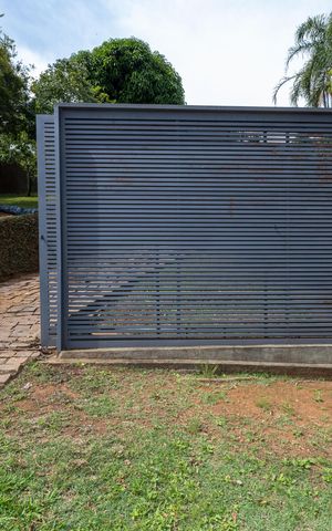 Casa de condomínio à venda com 500m², 4 quartos e 5 vagas Casa de condomínio à venda com 500m², 4 quartos e 5 vagasPlaca