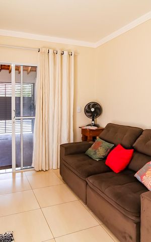 Casa à venda com 83m², 3 quartos e 2 vagas Casa à venda com 83m², 3 quartos e 2 vagasSala