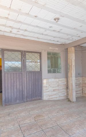 Casa à venda com 300m², 2 quartos e sem vaga Casa à venda com 300m², 2 quartos e sem vagaVaranda da Sala-Casa 1