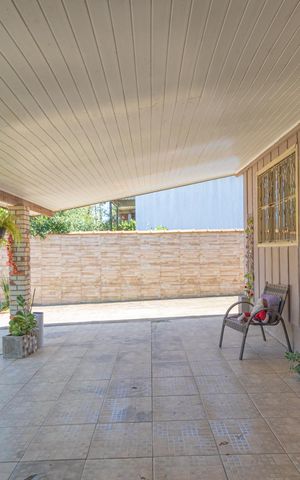 Casa à venda com 300m², 2 quartos e sem vaga Casa à venda com 300m², 2 quartos e sem vagaVaranda da Casa 3/Frente