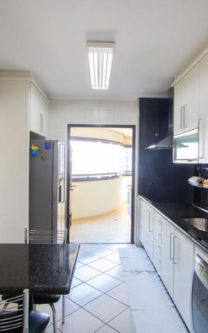 Apartamento à venda com 144m², 3 quartos e 4 vagas Apartamento à venda com 144m², 3 quartos e 4 vagasCozinha