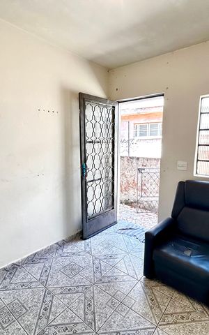 Casa à venda com 40m², 1 quarto e sem vaga Casa à venda com 40m², 1 quarto e sem vagaSala